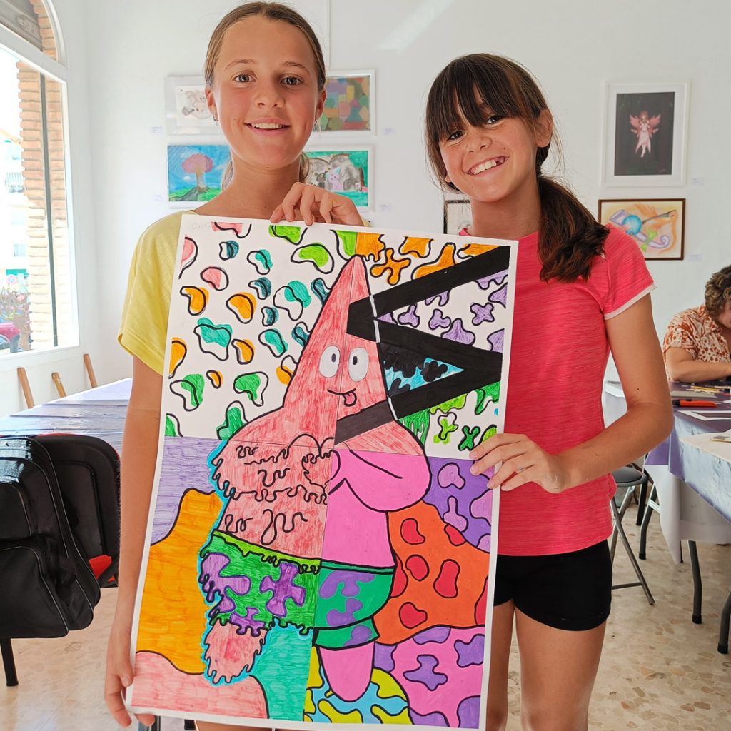 Niñas dibujando en Rincón de la Victoria
